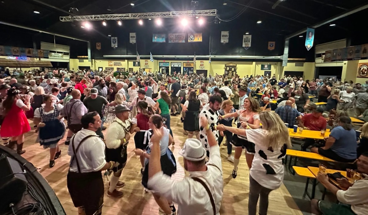 crowd celebrating dancing in festhalle